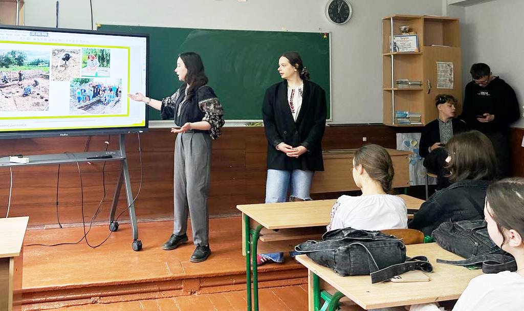 Якобчук Євгенія та Гайдук Мар'яна розповідають про цікаві історії з археологічних практик (1).jpg